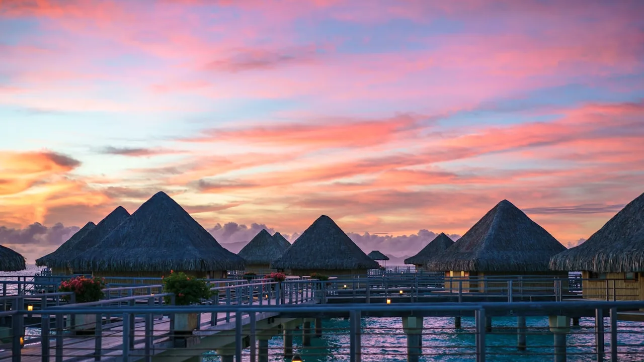 Voilier naviguant au coucher du soleil sur les eaux calmes du Bassin de Thau