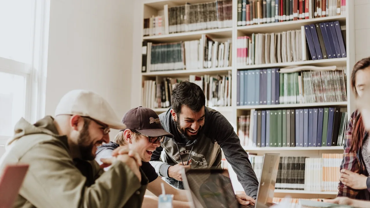 Jeunes moussaillons en atelier pratique de matelotage et de gréement au club